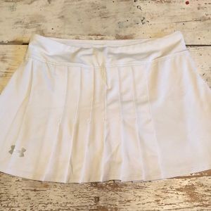 Ladies Under Armour white pleated tennis skirt (S)
